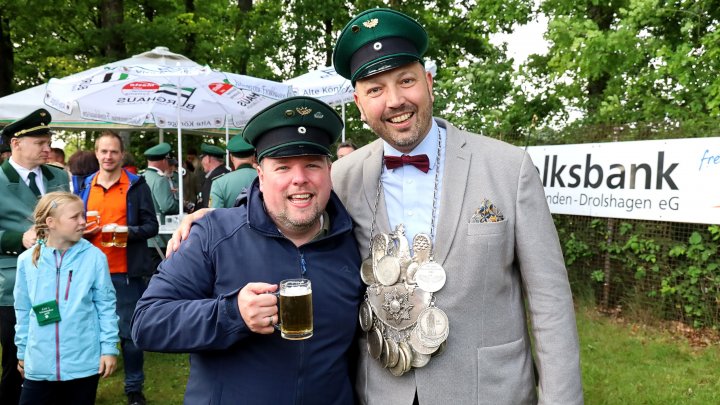 Königlicher Rollenwechsel in Frenkhausen: Tobias Brömme holte den Vogel runter.