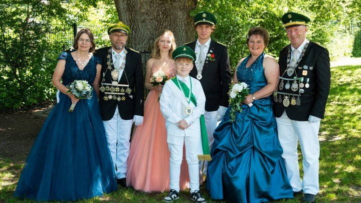Die aktuellen Majestäten des Schützenvereins Halberbracht: (v.l.) Königspaar Werner und Heike...