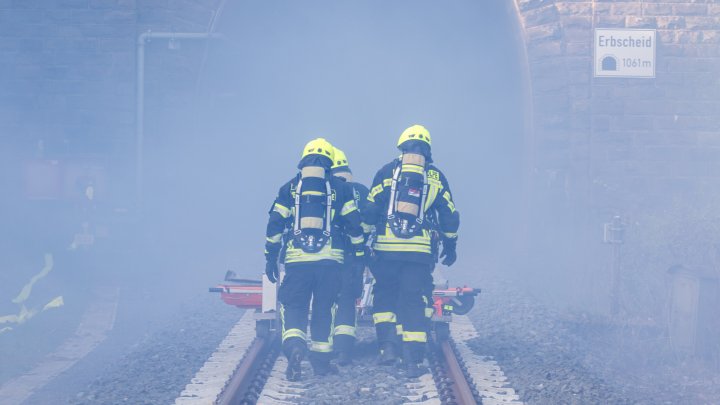 Eine Großübung fand jetzt im Erbscheidtunnel zwischen Olpe und Attendorn statt.