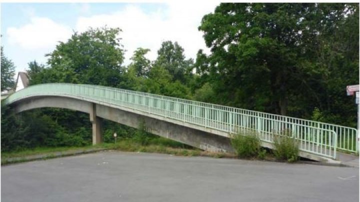 Die Fußgängerbrücke Neu-Listernohl, die vom Attendorner Ortsteil Neu-Listernohl aus die L 539...