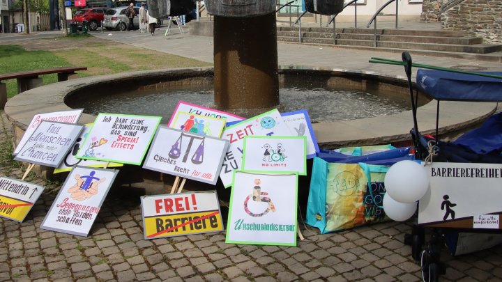 Mit Plakaten und Transparenten möchten die Teilnehmer beim Protestmarsch ein sichtbares Zeichen...