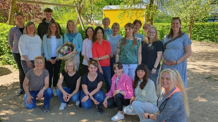 Abschied nach 43 Jahren: Am Mittwoch, 30. April, wurde Bettina Vetter  (hinten 5.v.l.) von ihrem...