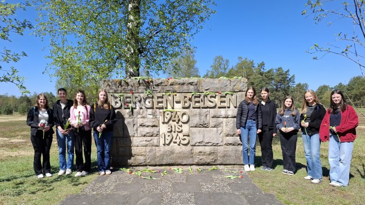 Eine Gruppe von 40 Personen, darunter Jugendlicher vom St.-Ursula-Gymnasium und dem...