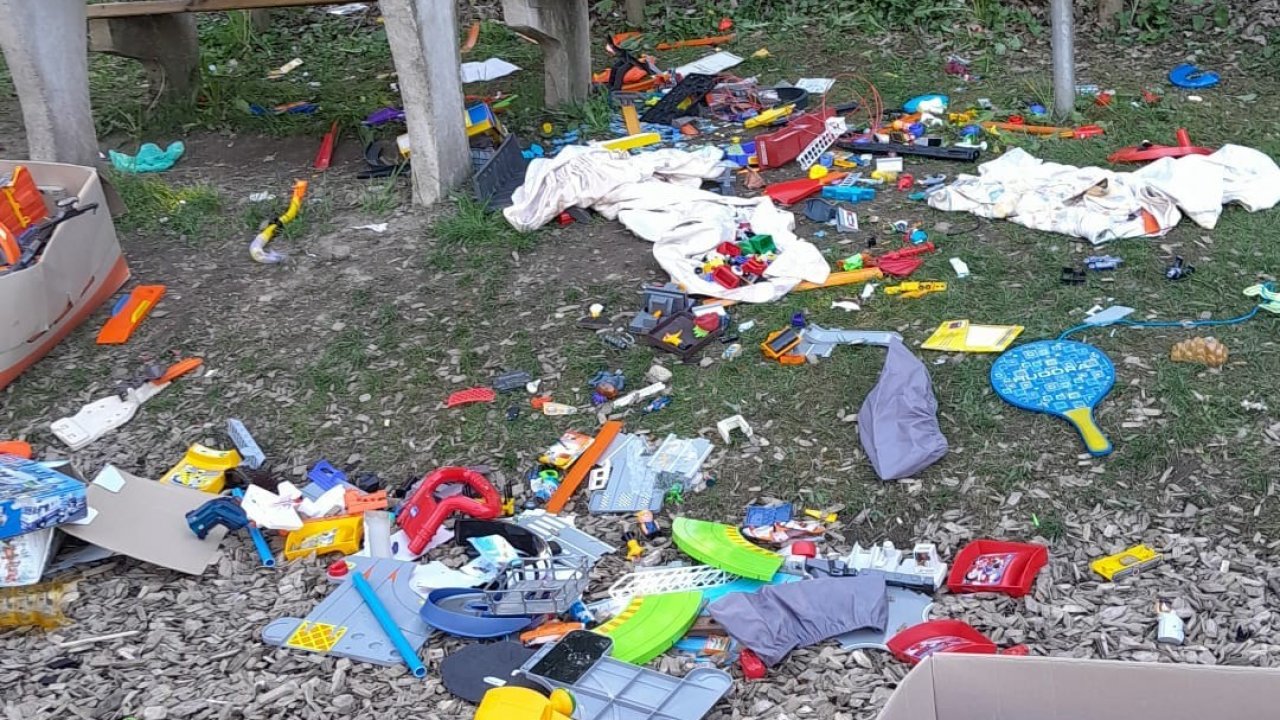 Spielsachen achtlos auf Gerlinger Spielplatz verteilt