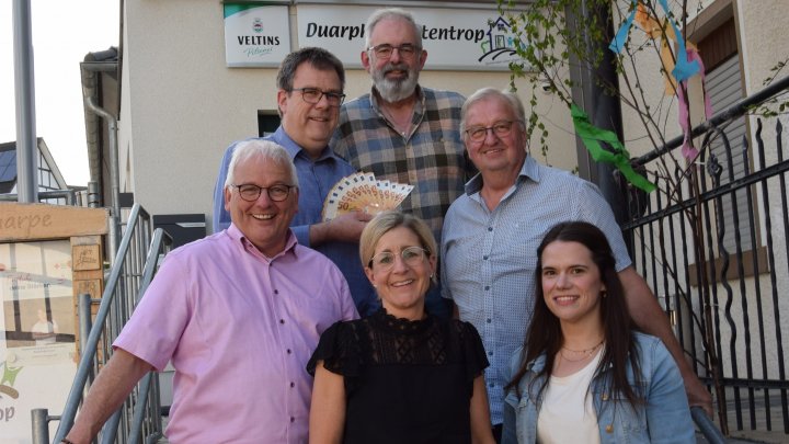 Über eine Finanzspritze von 900 Euro freute sich der Förderverein des Jungen Chores...