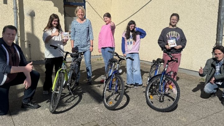 Helfer der Fahrradwerkstatt FahrWerk haben jetzt 20 schuleigene Räder der Martinus-Schule...