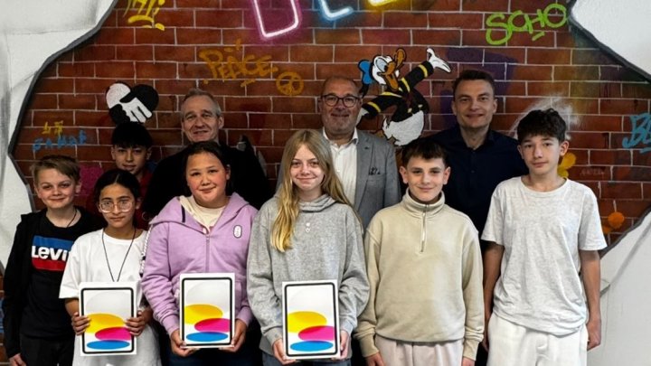Bürgermeister Achim Henkel (hinten mitte) mit einigen Schülern, die die neuen iPads...