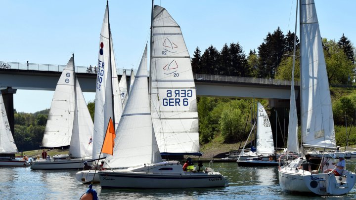 25 Mannschaften nahmen zur Saisoneröffnung an der Langstreckenregatta „Blaues Band“ vom...