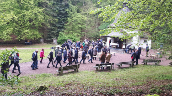 Die Ankunft der Wallfahrer an der Kapelle. Die Messe unter freiem Himmel ist stets gut besucht.