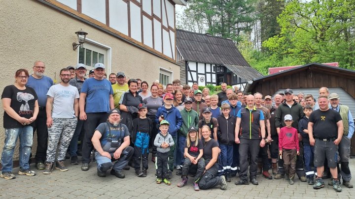Mehr als 70 Helfer machten sich am Wochenende an die Arbeit, in Silberg und Varste aufzuräumen,...