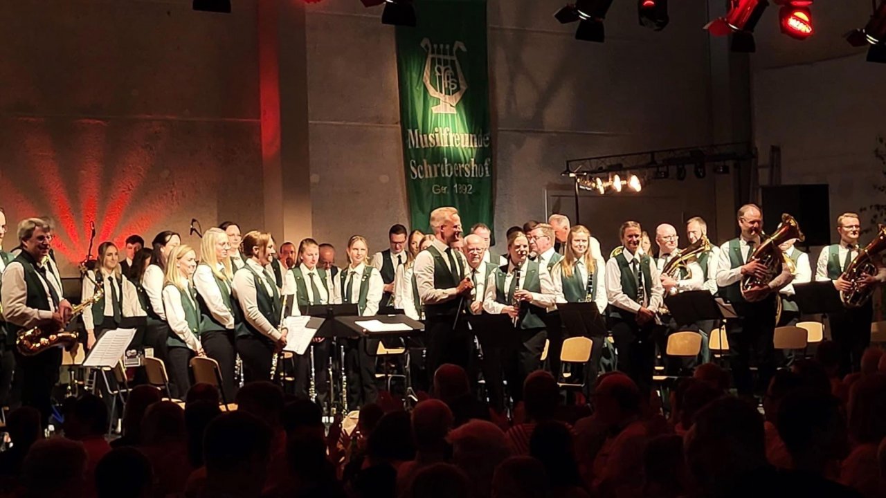 Mit einem musikalisch vielfältigen Abend und einer ausverkauften Listerhalle haben die Musikfreunde Schreibershof ihr traditionelles Frühlingskonzert gefeiert – mit Tanz in den Mai. von privat