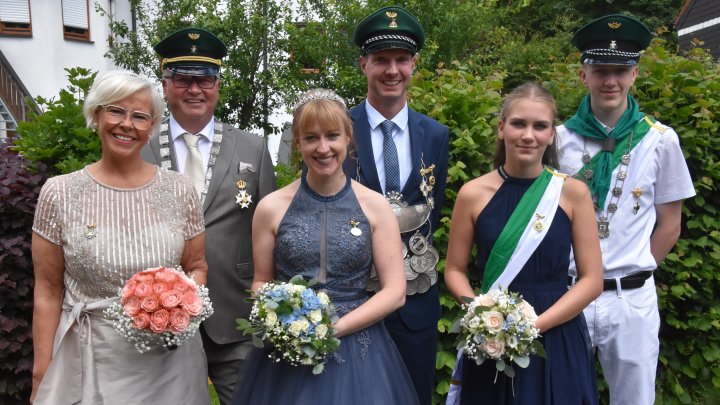 Die Altenkleusheimer Majestäten 2024/25 (v.l.): Kaiserpaar Michael und Christiana Hanses,...