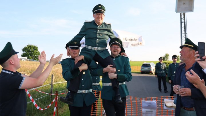 Mit lauten Jubelrufen wurde der neue Schützenkönig Gilbert Hörnig gefeiert