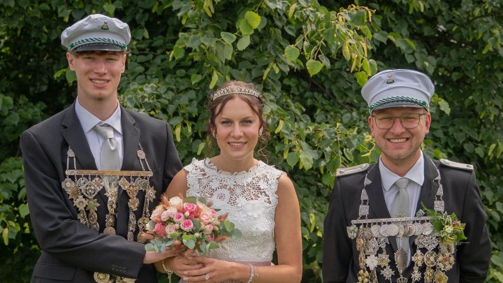 Zwölf Gastvereine im großen Jubiläumsfestzug in Würdinghausen dabei