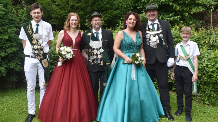 Die Oedinger Majestäten (v.l.): Jungschützenkönig Leon Sapp, das Königspaar Guido und Manuela...