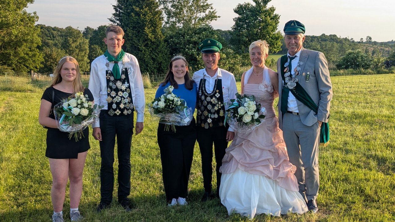 Drei neue Regenten wurden am Freitag, 20. Juni, in Ottfingen ermittelt: (v.l.) Prinzenpaar Lukas Arns und Lea Eichert, Königspaar Nicolai und Maike Stock sowie Bezirkskönigspaar Frank und Ilona Stahl. von Catriona Rath