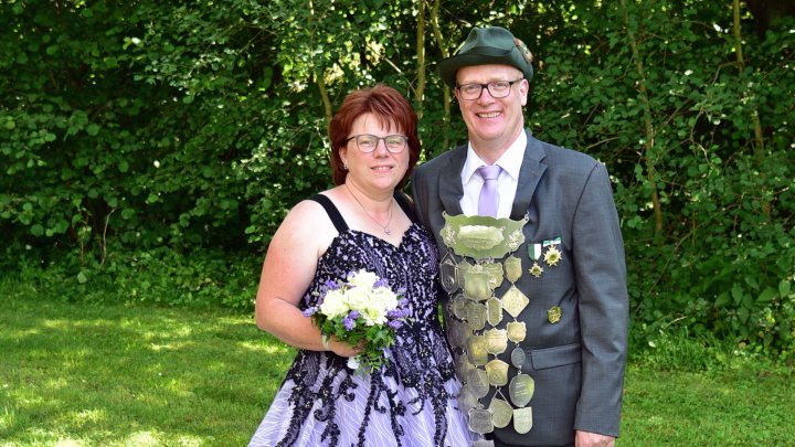 Das strahlende Königspaar Stefan und Petra Schmitt-Degenhardt.