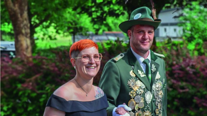 Das Königspaar Christopher und Franziska Fischer strahlt beim letztjährigen Marsch durch die Orte.