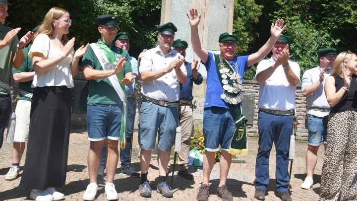 Der neue König Christian Allebrodt hat Grund zum Jubeln. Links das Jungschützenkönigspaar Lars...