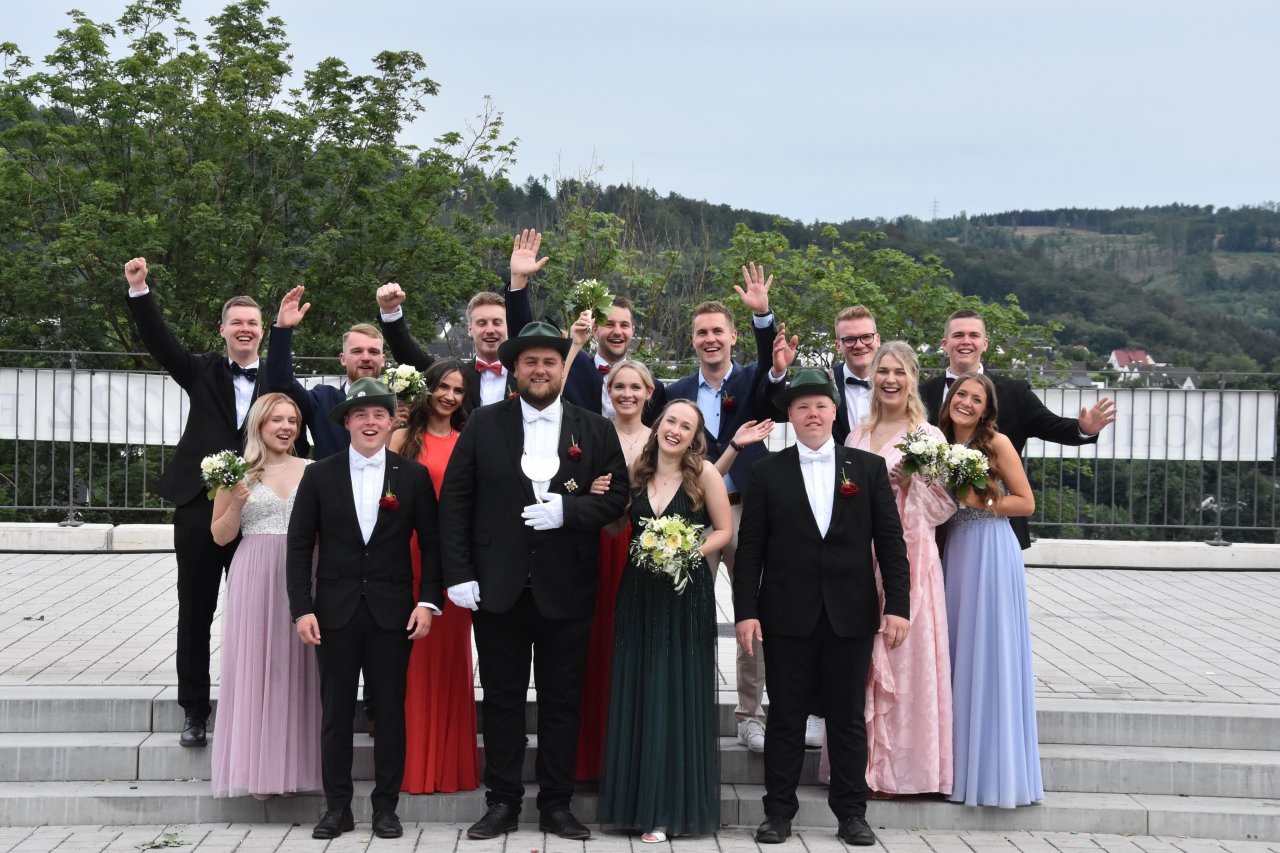 Sichtlich gut gelaunt präsentiert sich der Hofstaat des Jungschützenkönigspaares Maximilian Tigges und Natalie Martini. von Nicole Voss