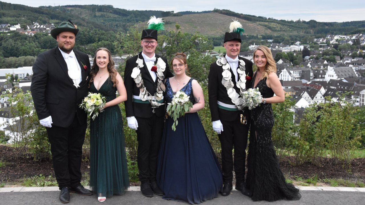 Die Majestäten der Schützengesellschaft Attendorn (v.l.): das Jungschützenkönigspaar Maximilian Tigges und Natalie Martini, das Vogelkönigspaar Julian Höffer und Vanessa Vormweg und das Scheibenkönigspaar Marius und Lisa Hengstebeck. von Nicole Voss