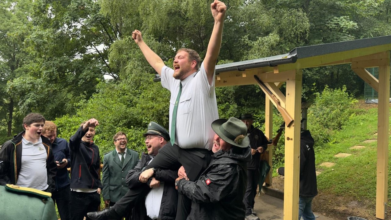Eric Thöne hat den Königsvogel in Finnentrop geschossen. von Claudia Wichtmann