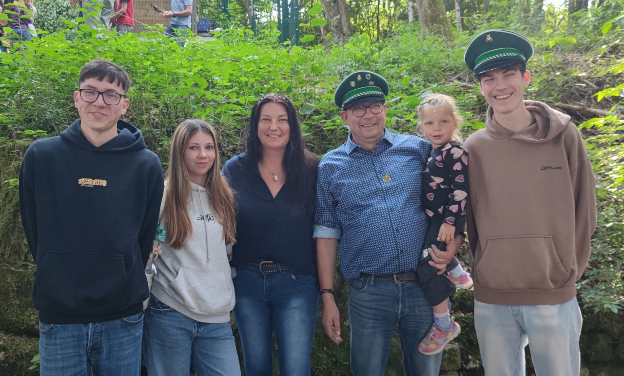 Die Königsfamilie: Daniel und Gabi Furhmann mit ihren Kindern von Marita Sapp