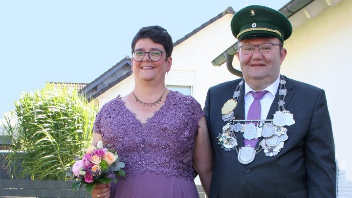 Das Schützenkönigspaar in Helden 2024: Peter und Andrea Rüenauver.