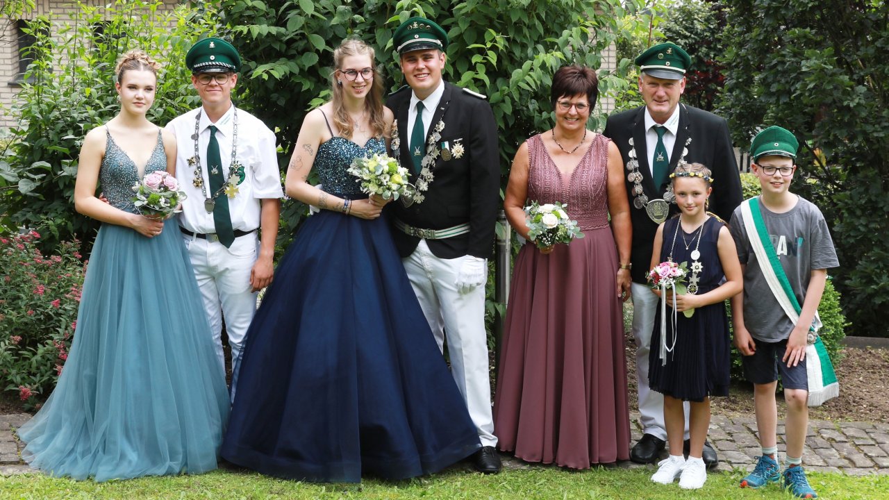 Jungschützenkönig Leon Löcker mit Jarla Poggel, Königspaar Maximilian Hoffmann mit Nele Reddig, Kaiserpaar Dieter und Simone Rinke sowie Kinderkönigspaar Lena Poggel mit Bastian Müller. von privat