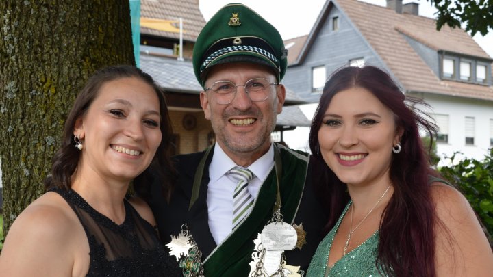 Schützenkönig Ennest 2024: Karsten Wehmeier (hier mit seinen Töchtern Carina und Lara).