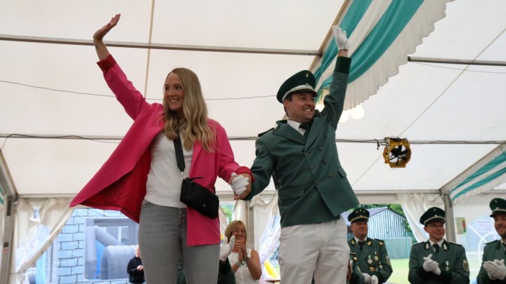 Das neue Königspaar in Iseringhausen: Maximilian Stracke und Carolin Rath.