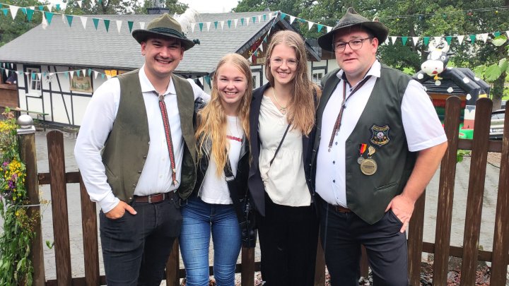 Die amtierenden Majestäten des Schützenclubs Scheiderwald (v.l.): Königspaar Nicolas Burghaus...