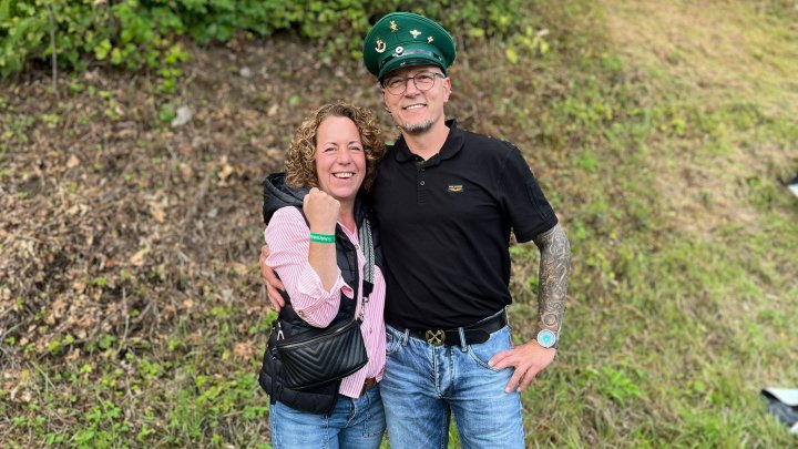 Sonne und König strahlen beim Schützenfest in Kirchveischede um die Wette