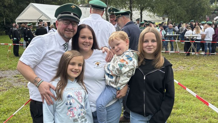 Das neue Listerscheider Königspaat Michael und Kerstin Pusch mit seinen Kindern.