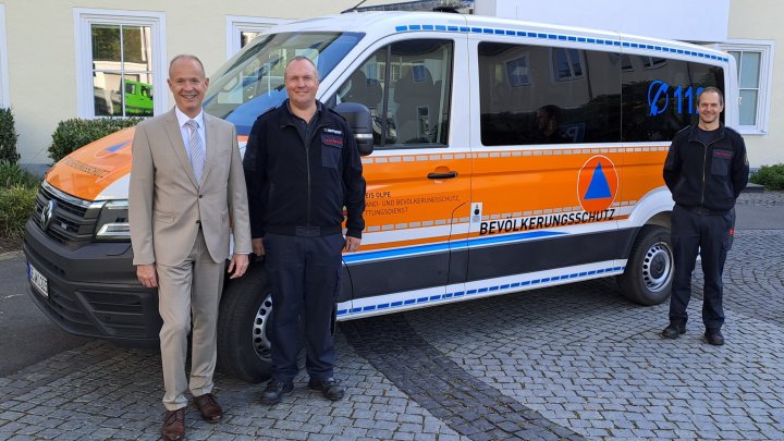 Vor dem MTF im neuen Bevölkerungsschutz-Design (v.l.): Landrat Theo Melcher mit Thomas Krippendorf...