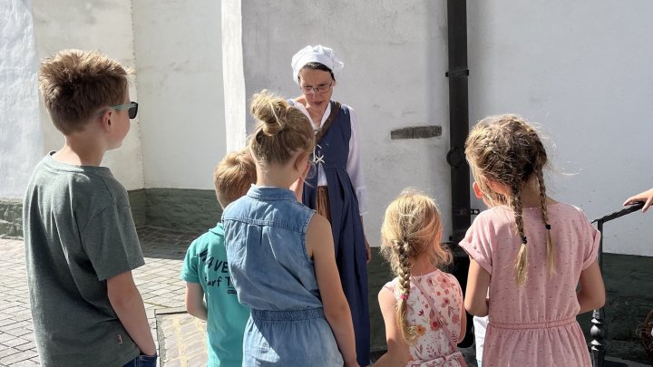Es gibt auch Stadtführungen für Kinder, hier mit Marktfrau Hulda (Andrea Stiesberg).