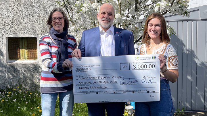 Handwerkspräsident Jochen Renfordt überreicht den symbolischen Spendenscheck in Höhe von 3.000...