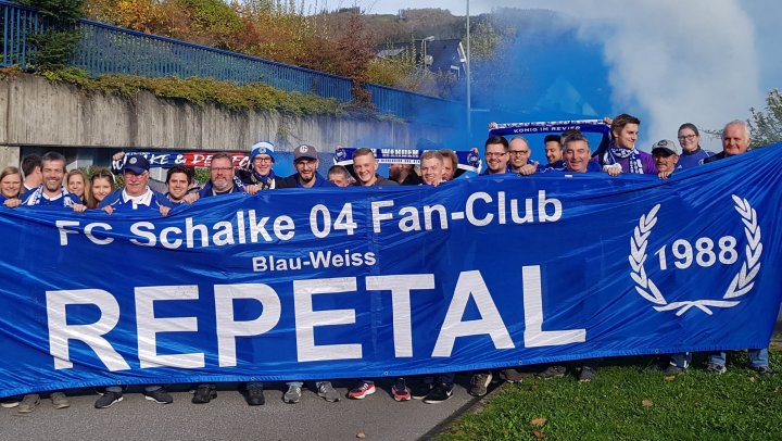 Die Mitglieder des Schalke-Fanclubs fiebern dem finalen Heimspiel entgegen.
