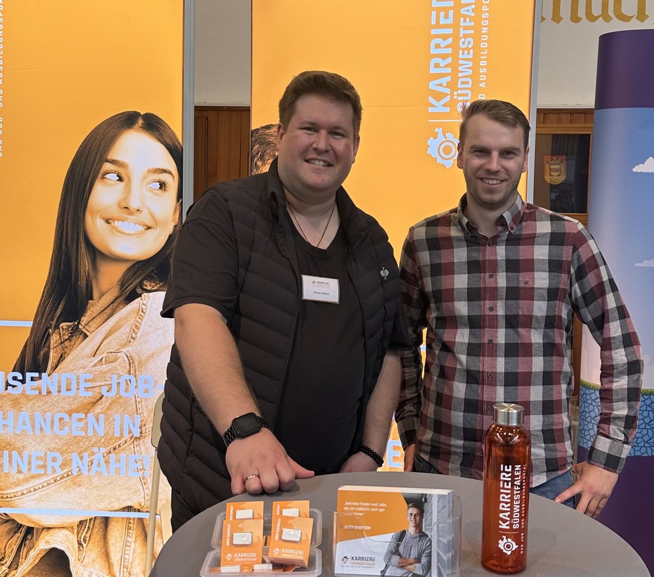 Max Blöink (r.) arbeitet erst seit einem halben Jahr bei der Plettenberger KulTour GmbH und hat nun erstmals - flankiert von einem starken Team - die Plettenberger Ausbildungsmesse organisiert. von Florian Ahlers