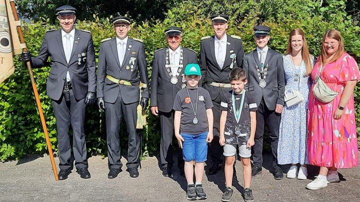 Kinderkönig Janne Wiefelspütz und Jugendkönig Luca Battaglia mit Offiziellen und (ehemaligen)...