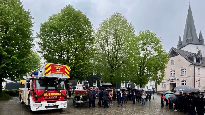 Bei leider schlechtem Wetter fand die Segnung der beiden Fahrzeuge auf dem Marktplatz statt.