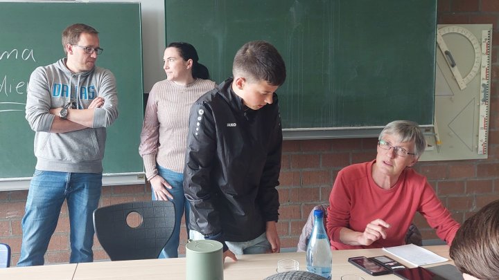 Mit Rat und Tat standen die Schüler den Senioren zur Seite.