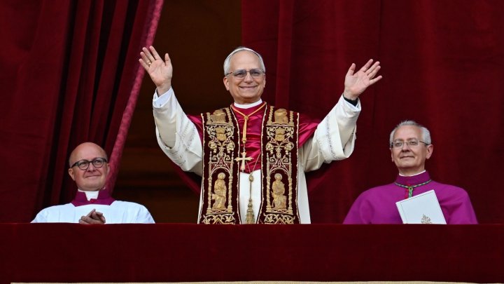 Papst Leo XIV. grüßt die Menge auf dem Petersplatz.