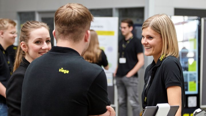 Viega Zukunftstag 2025 in Elspe: Lea Hanses (rechts), Leiterin der kaufmännischen Ausbildung, im...