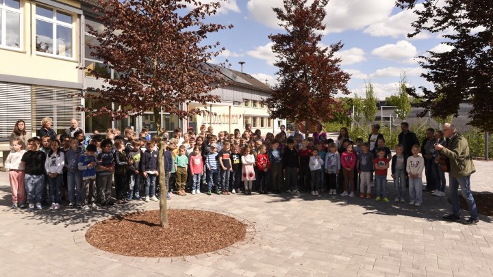 Einweihung des neuen Schulhofs und der neuen Mensa der Grundschule Welschen Ennest: Schüler und...
