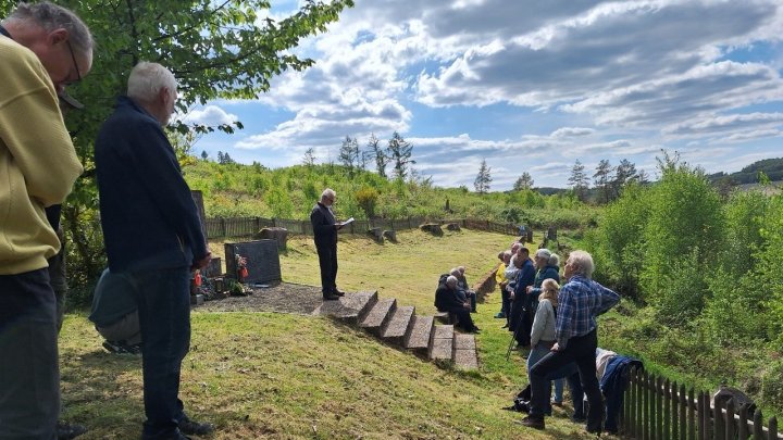 Rund 25 Personen nahmen an der Veranstaltung auf dem Friedhof der sowjetischen Zwangsarbeiter in...