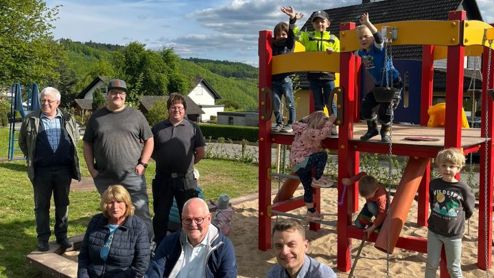 Anwohner und Gemeinde Finnentrop freuen sich über neuerrichteten Spielplatz.