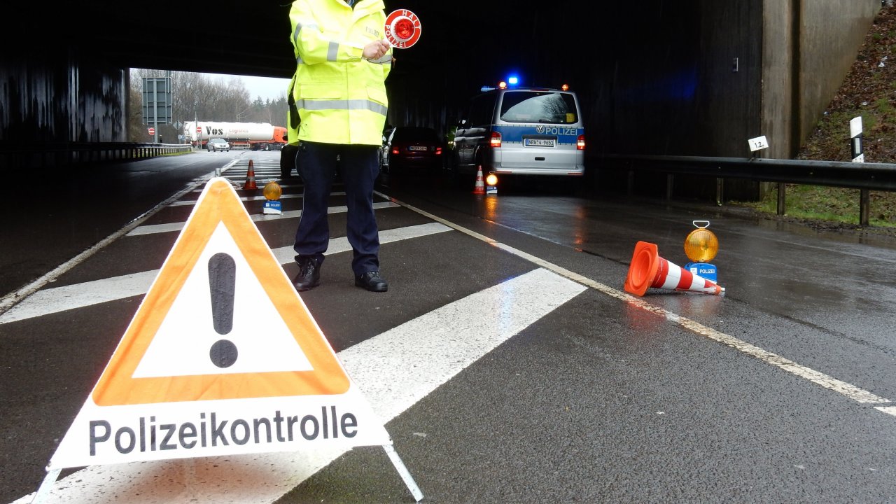 Groß angelegte Fahndungs- und Kontrollaktion der Polizei, Polizei, Kontrolle, Symbol