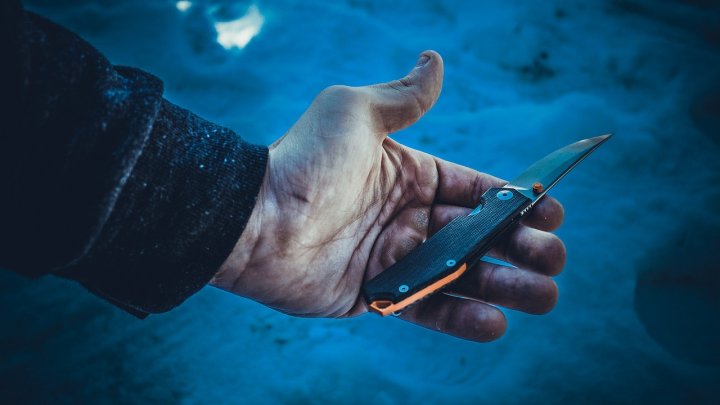 Symbolfoto: Messer in der Hand eines Mannes