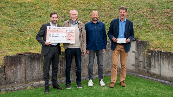 Bei der Spendenübergabe (v.l.): Nino Breitweg (Sparkasse), Kunibert Kinkel, Pierre Schürholz und...
